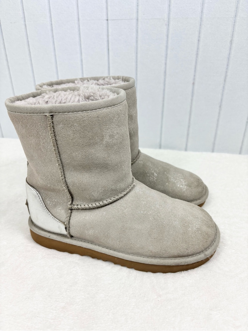 UGG Kids Short Suede Boot in Light Gray / Silver size 4